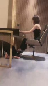 【简一】桌底下的犯贱狗 bf13435_绳艺库视频下载