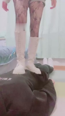 【小劳拉】艺术踩踏-长靴黑丝耳光/骑脖子 bf6314_绳艺库视频下载