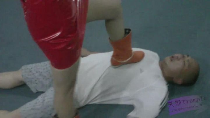 狠辣女警潜入（1）—高抬腿踩脖子踩死吐血_绳艺库视频下载