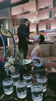 【成都六姐】精彩!三姐妹KTV玩狗 bf6492_绳艺库视频下载