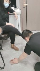 【安安女王】情侣主让绿帽舔脏鞋 bf23346_绳艺库视频下载