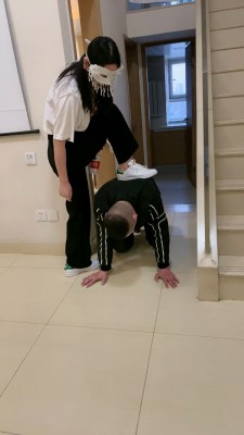 套路直播视频【香菜】小白鞋女神的脚奴/踩踏喂食 bf25950_绳艺库视频下载