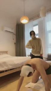 【晚晚】踢裆/耳光/内裤套头/坐脸/舔闻脚/圣水浴 bf5923_绳艺库视频下载