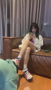 【甜甜】运动鞋白袜羞辱跪拜奴 bf6137_绳艺库视频下载