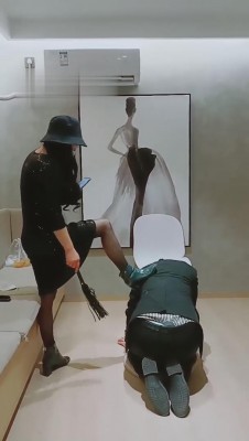 【雪妃】狗儿子舔妈妈的脚 bf10243_绳艺库视频下载