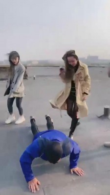 【二宝】精彩!三网红户外重度踢踹虐废狗【双视角版】 bf11289_绳艺库视频下载