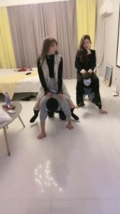 【晴儿】姐妹花玩弄哥俩狗-踢裆/舔靴/骑马 bf22080_绳艺库视频下载