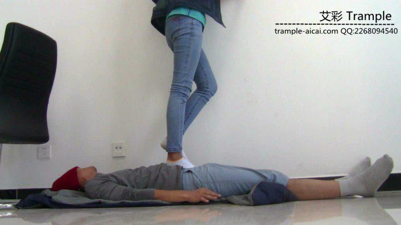 萌主棉袜+长靴虐踩贱狗下体及全身！_绳艺库视频下载