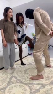 套路直播视频【术术S】双女神-黑丝+白袜气味羞辱/转胯骑马/腿夹 bf25930_绳艺库视频下载