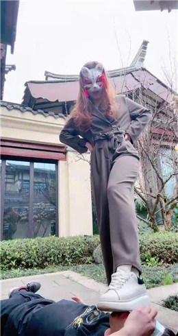 套路直播视频【维妮】超精彩-3女王踩踏-大桶混合圣水-提档（双视角）bf25172_绳艺库视频下载