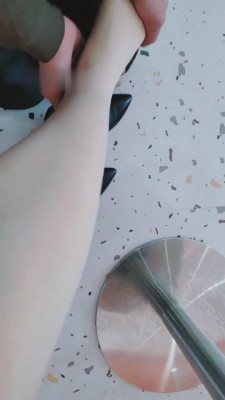 【魅影女神】带家奴逛街奶茶店刺激羞辱 bf7587_绳艺库视频下载