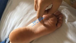 脱掉妹子脏袜子闻舔原味嫩脚_绳艺库视频下载