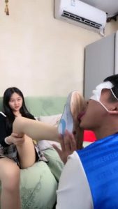 套路直播视频【素人星探】情侣主羞辱绿帽-闻臭鞋/裸足捂脸/踩踏 bf25665_绳艺库视频下载