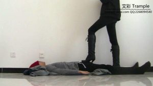 00后天使女主高跟长靴践踏贱狗，玩弄下体，全体重踩踏！_绳艺库视频下载