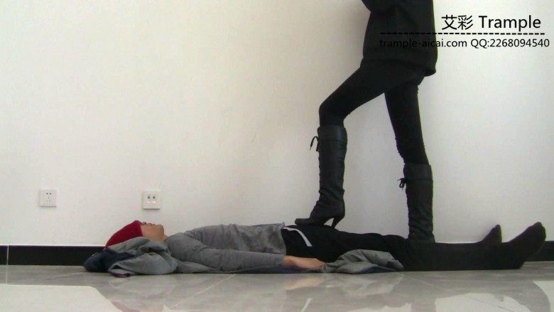 00后天使女主高跟长靴践踏贱狗，玩弄下体，全体重踩踏！_绳艺库视频下载