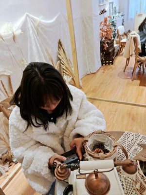 【00后蕬小乃】和表妹一起用脚喂M吃东西_绳艺库视频下载