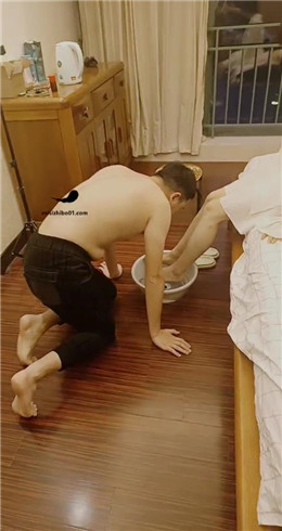 套路直播视频【囡囡】贱狗伺候主人洗脚，赏赐 JS23021904_绳艺库视频下载