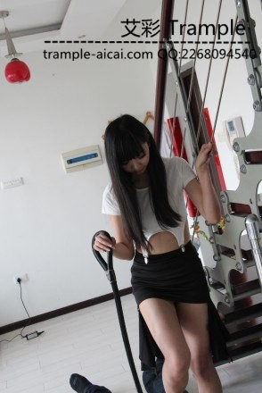 平面模特超级小美女Yui 嫩脚踩踏 踩喉咙遛狗_绳艺库视频下载