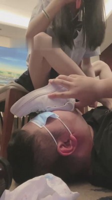 【阿月】JK学生S过膝袜皮鞋踩狗 bf12811_绳艺库视频下载