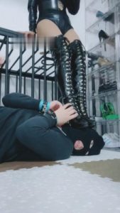 【媚娘】狗笼圈养长靴狠虐 bf7993_绳艺库视频下载