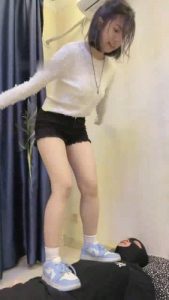 【依依子】运动鞋小皮鞋艺术踩跺地毯/碾压狗头 bf28311_绳艺库视频下载