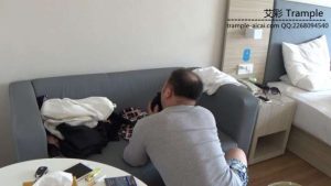 好色房东偷吻女租客内衣遭虐打_绳艺库视频下载