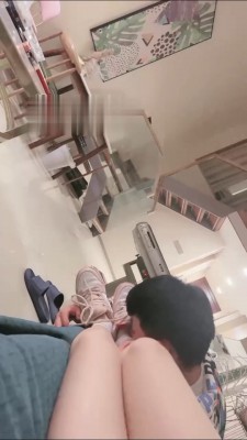 【强抚】男友闻原味臭袜臭脚 bf16585_绳艺库视频下载