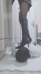 【夏琳】严厉艺术贱狗-脸都踩变形了 bf5187_绳艺库视频下载