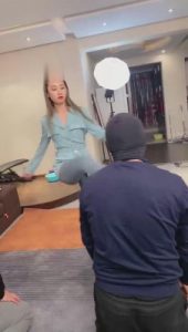 【二宝】运动鞋白袜女神超艺术踢踹 bf10034_绳艺库视频下载