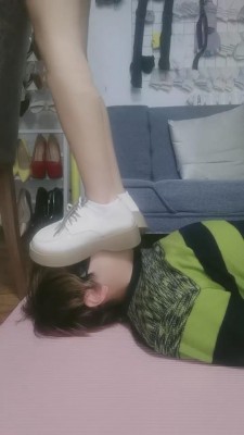 【傲柔】小白鞋白袜踩脸/踩脖子/跳踩 bf8833_绳艺库视频下载