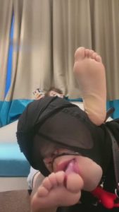 【Linda】臭脚羞辱小奶狗 bf12399_绳艺库视频下载