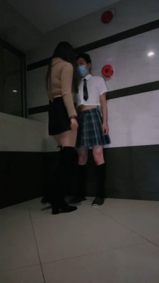 【若依】楼道抓住变装狗【完整版】 bf20727_绳艺库视频下载