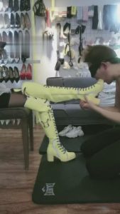 【傲柔】舔靴子-舔丝袜-踩脸 bf4845_绳艺库视频下载