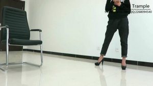 舔00后天使女主高跟被女主骑乘舔裸足！_绳艺库视频下载