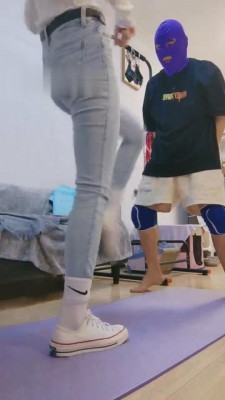 【艺术美学】学生S帆布鞋踢裆窒息 bf5595_绳艺库视频下载