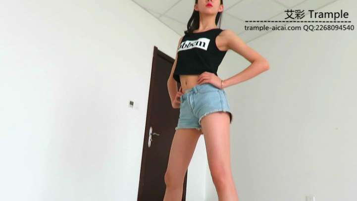 00后天使女主运动装羞辱贱狗钻跨踩踏！_绳艺库视频下载