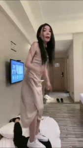 套路直播视频【陈甜女帝】小白鞋+高跟全体重跳踩 bf26130_绳艺库视频下载