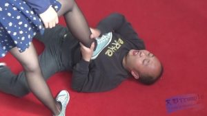 决死阵中的情侣决斗—黑丝脚夹脖子扭断吐血_绳艺库视频下载