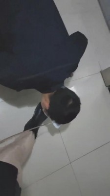 【乐爷】深夜楼道遛狗吃圣水丝袜 bf9001_绳艺库视频下载