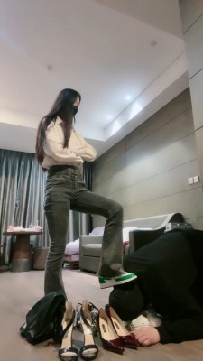 套路直播视频【猫神大人】人体擦鞋器-裸足狂舔-全体重踩踏 bf26795_绳艺库视频下载