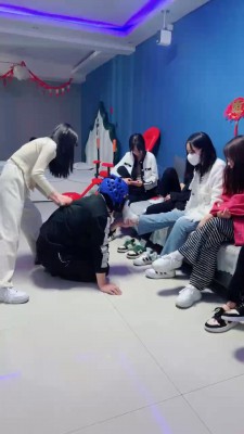 套路直播视频【精神小妹】多人群调-面部摧毁/艺术踢踹踩跺 bf26038_绳艺库视频下载