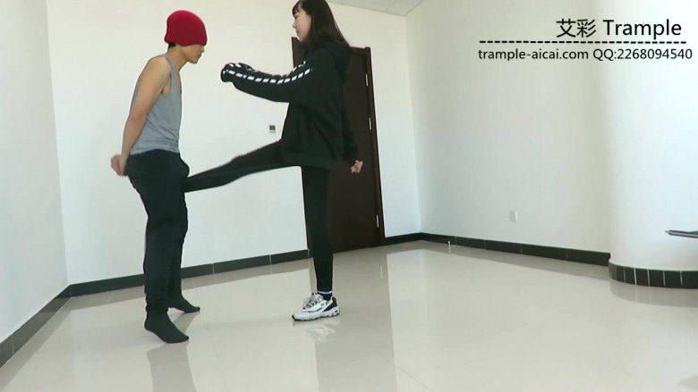 00后天使女主踢裆钻跨暴打羞辱贱狗！_绳艺库视频下载