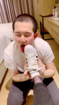 【曼妮老师】贝壳头黑丝脚闻舔/喂食鞋垫面包/踩踏深喉 bf28015_绳艺库视频下载