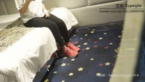 销售文员的原味旅游鞋踩踏_绳艺库视频下载