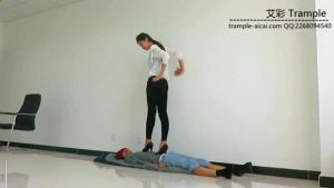 瑶主与闺蜜高跟鞋靴全力践踏脚下贱狗！_绳艺库视频下载