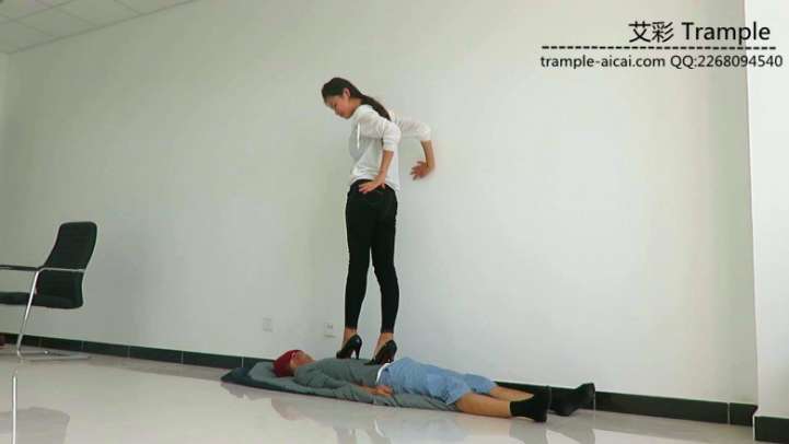 瑶主与闺蜜高跟鞋靴全力践踏脚下贱狗！_绳艺库视频下载
