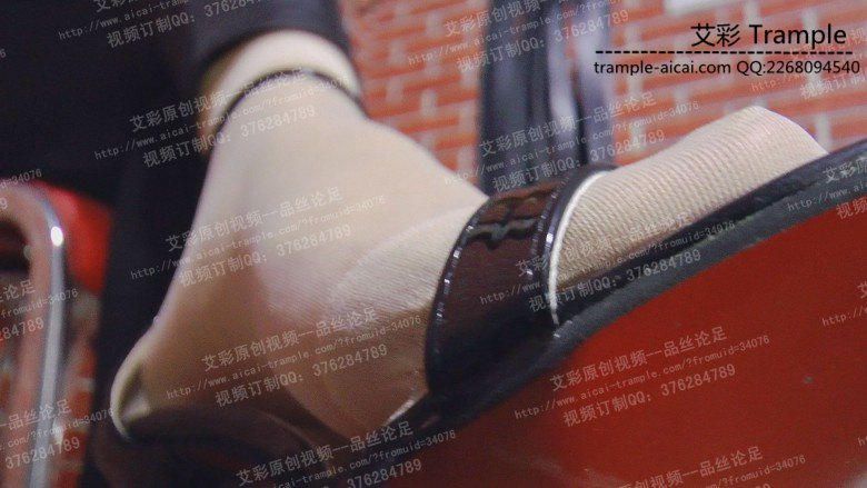 精致高跟凉鞋踩踏_绳艺库视频下载