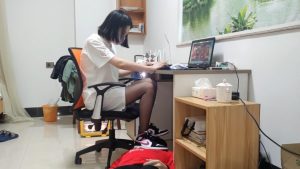 168cm黑丝AJ中山少女姿默玩LOL，无意识把狗头狗裆当脚垫 YC-220224-3_绳艺库视频下载