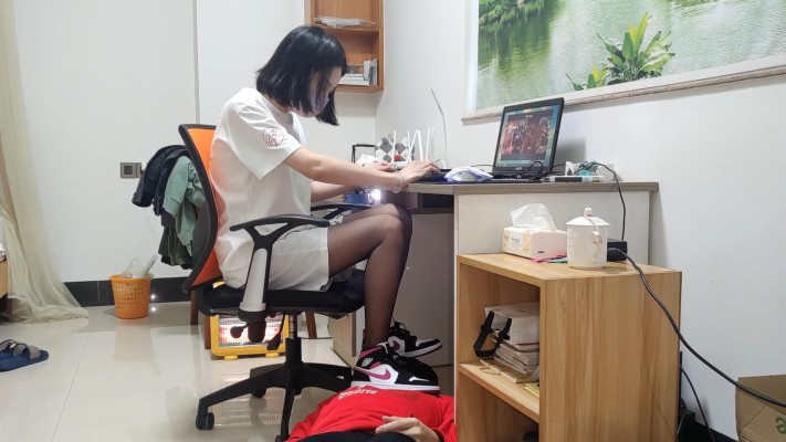 168cm黑丝AJ中山少女姿默玩LOL，无意识把狗头狗裆当脚垫 YC-220224-3_绳艺库视频下载