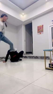 套路直播视频【孤傲女帝】被精神小妹暴打【完整版】 bf26180_绳艺库视频下载